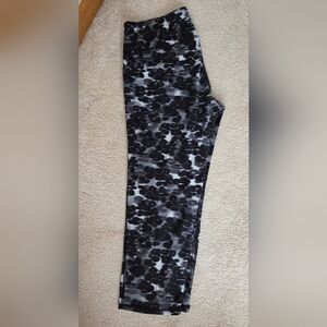 ATHLETA CROP LEGGING. Black and Gray. Sz MED.